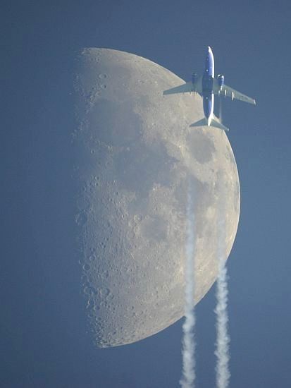 Flugzeug vor dem zunehmenden Mond (erstes Viertel)