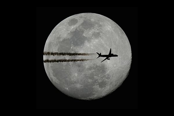 Plane in front of the moon - Boeing 757