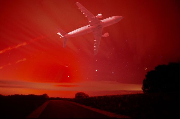 Fotomontage: Flugzeug im Polarlicht