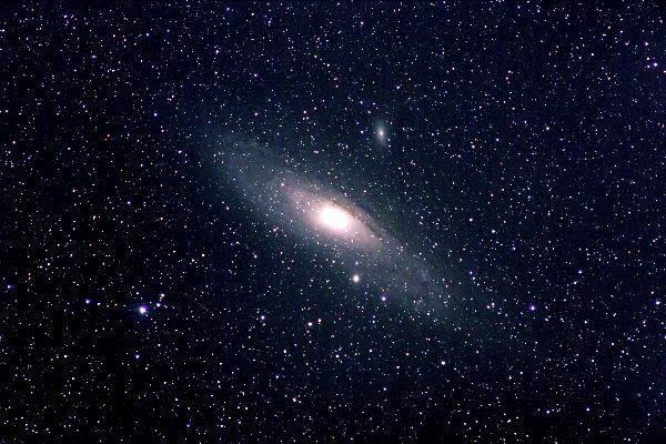 Die Andromeda-Galaxie M31 (auch Andromedanebel genannt) ist das weiteste Objekt, da mit bloem Auge aus gesehen werden kann. Sie ist ca. 2.7 Millionen  Lichtjahre von der Erde entfernt und somit - mit Ausnahme der Magellanschen Wolken -  die nchste aller Galaxien.