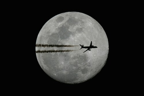 Eine wohl einmalige Grusskarte - Flugzeug vor dem Mond!