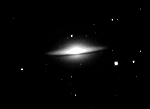 Den Sombreronebel M104 sehen wir von der Seite 