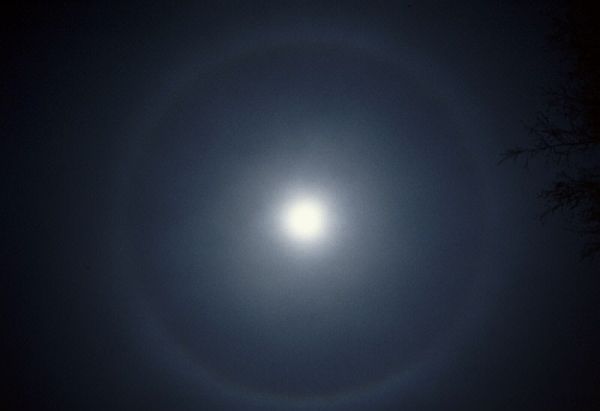 Ein Mond-Halo (nicht Hallo) entsteht durch Lichtreflexion an Eiskristallen