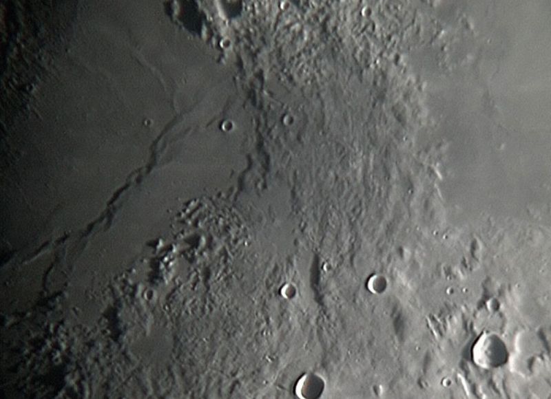 Mond-Fotos mit Spiegelteleskop und Digital-Camcorder
