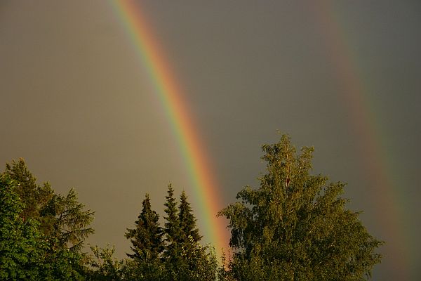 Doppelter Regenbogen in der Abenddämmerung