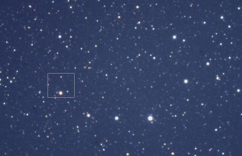 Der Galaxienhaufen Abell 2142 / A2142 mit einer Helligkeit von 16 mag liegt ungefhr an der Stelle des Quadrates im Bild. Am 21.4.2023 um 0:23:46,8 UT wird meiner Prognose nach das Verschmelzen zweier supermassiver Schwarzer Lcher zu beobachten sein (Extrempunkt der Gravitationswellen, die vom Detektor KAGRA beobachtet werden, spter auch von LIGO und VIRGO). Dann entstehen eine Hypernova und ein extremer Gammablitz, dessen einer Jet zentral die Erde trifft. Die Hypernova wird als heller Stern (heller als die Venus!) ber 1000 Jahre zu beobachten sein.