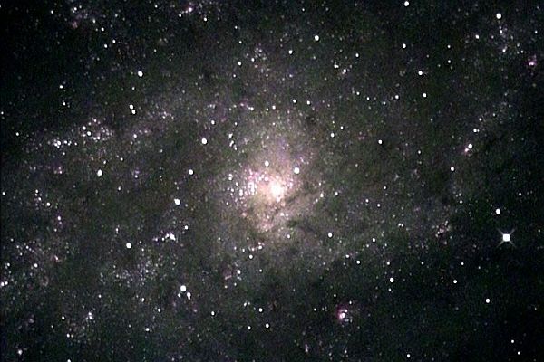 Die Galaxie M33 im Dreieck ist ziemlich ausgedehnt.