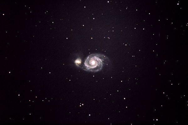 Diese Aufnahme der Whirlpool-Galaxie M51 wurde mit einer digitalen Spiegelreflexkamera gemacht. 