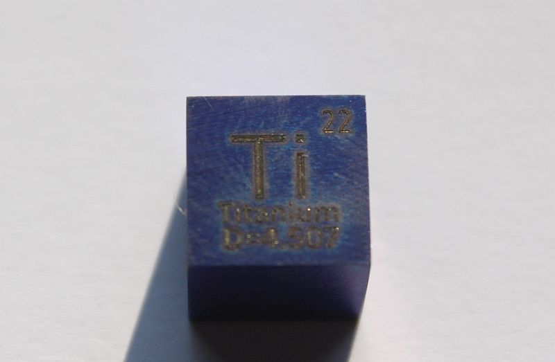 Titan-Dichtewrfel Titanium Density Cube blau 1cm3 ca. 99,5%