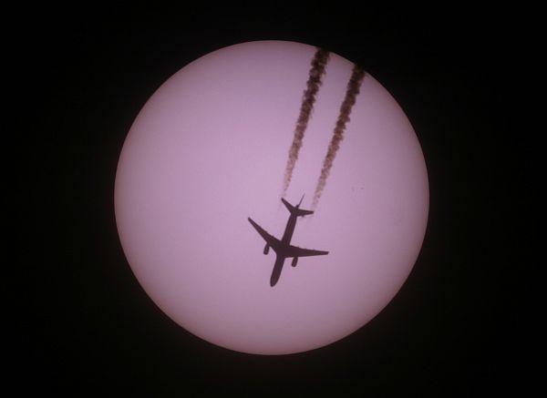 Flugzeug vor der Sonne - die Sonne stand ca. 60 ber dem Horizont --- Mehr zur Sonne in der Wikipedia ---