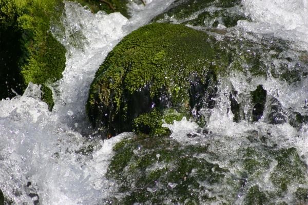 Dieser Wasserfall ist an den Gnninger Seen